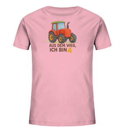 Onlineshop Shirts fuer Kinder - Das Bild zeigt ein hellrosafarbenes T-Shirt fuer Kinder. Auf der Vorderseite ist eine bunte Illustration eines roten Traktors abgebildet. Darunter steht der Text "AUS DEM WEG, ICH BIN 4" in dunklen Buchstaben, wobei die Zahl Vier gelb hervorgehoben ist. Das Design ist verspielt und spricht kleine Traktor-Fans an.