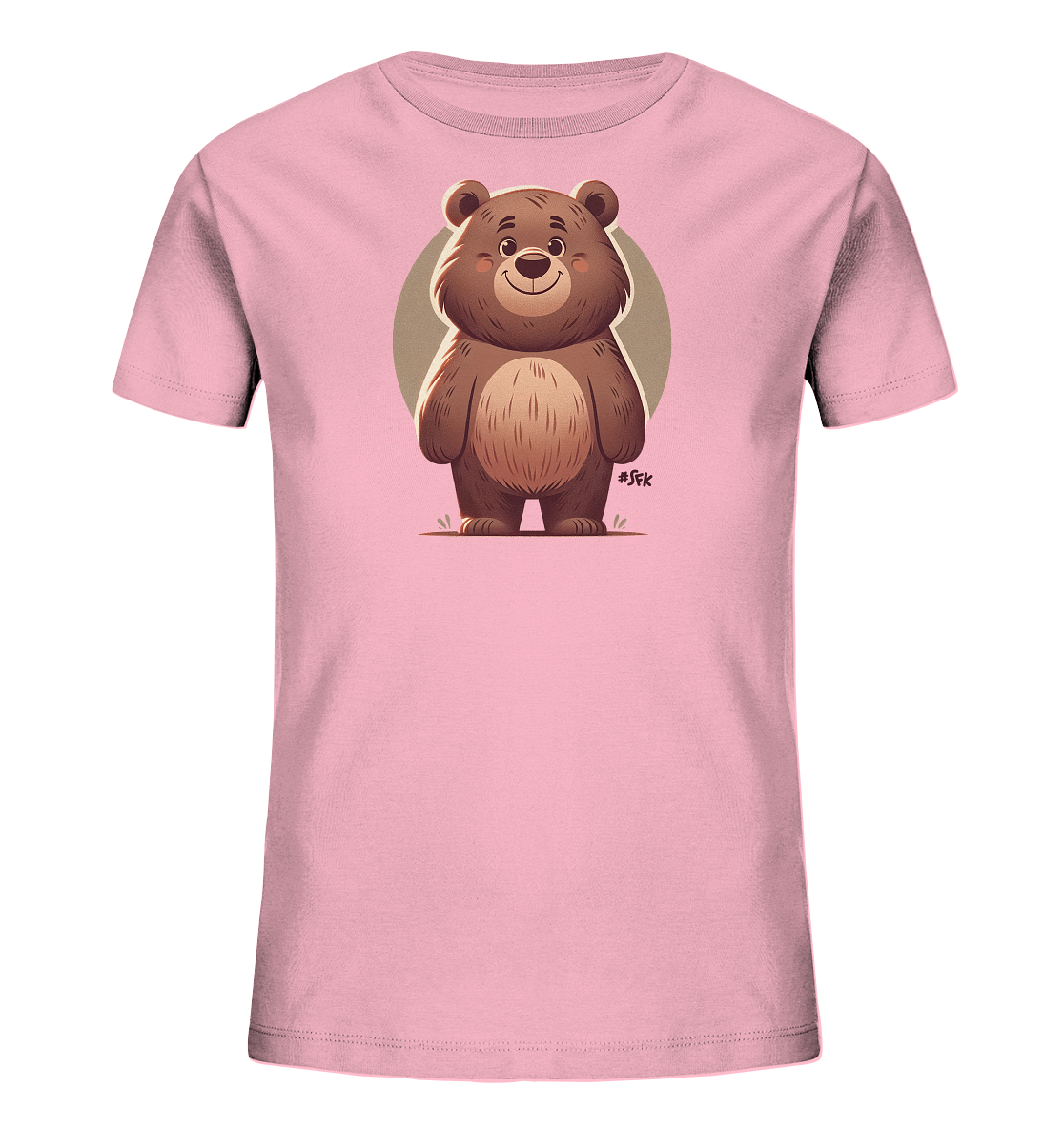 Onlineshop Shirts fuer Kinder - Das Bild zeigt ein rosafarbenes Kinder-T-Shirt mit einem niedlichen Cartoon-Baeren auf der Vorderseite. Der braune Baer steht aufrecht, laechelt freundlich und ist von einem hellbraunen Kreis umrahmt. Eine dezente Grasgrafik ergaenzt das Motiv. Das Design wirkt warm und verspielt.
