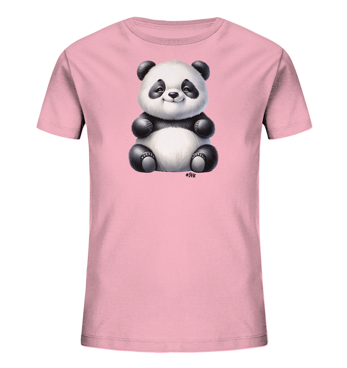 Onlineshop Shirts fuer Kinder - Das Bild zeigt ein hellrosa Kinder T-Shirt mit einem niedlichen Pandabaer Motiv. Der Pandabaer ist in einem suessen Cartoon-Stil dargestellt, sitzt aufrecht und laechelt. Er ist in seinen klassischen Schwarz-Weiss-Farben gehalten und hat einen flauschigen Look. Dieses Design verleiht dem Shirt einen froehlichen und ansprechenden Charakter.