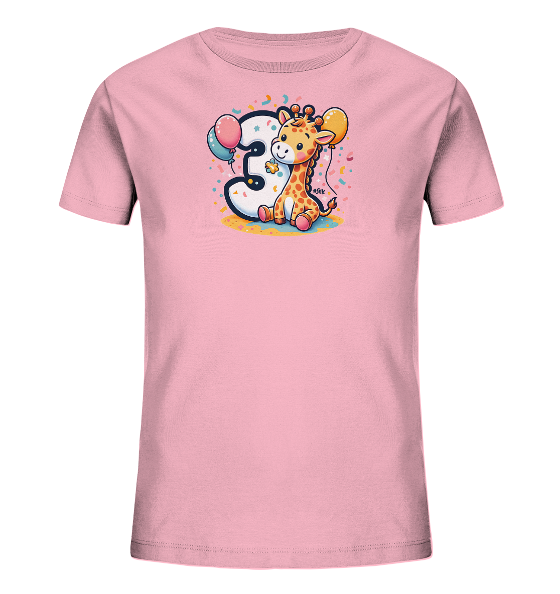 Onlineshop Shirts fuer Kinder - Das Bild zeigt ein rosa T-Shirt mit einem farbenfrohen Aufdruck. In der Mitte ist eine grosse, weisse Zahl '3' zu sehen. Daneben sitzt eine niedliche Cartoon-Giraffe, die einen Ballon haelt. Das Design ist mit weiteren Ballons und Konfetti-Elementen geschmueckt, was dem Motiv einen froehlichen Charakter verleiht.