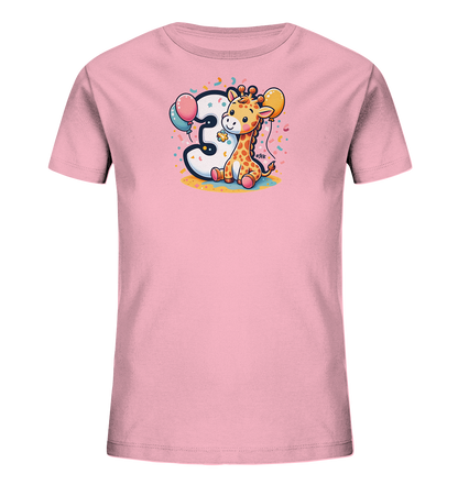 Onlineshop Shirts fuer Kinder - Das Bild zeigt ein rosa T-Shirt mit einem farbenfrohen Aufdruck. In der Mitte ist eine grosse, weisse Zahl '3' zu sehen. Daneben sitzt eine niedliche Cartoon-Giraffe, die einen Ballon haelt. Das Design ist mit weiteren Ballons und Konfetti-Elementen geschmueckt, was dem Motiv einen froehlichen Charakter verleiht.