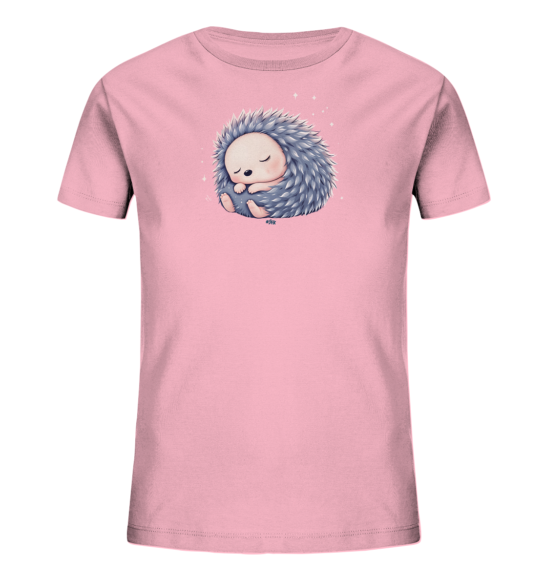 Onlineshop Shirts fuer Kinder - Das Bild zeigt ein rosafarbenes Kinder-T-Shirt mit einem niedlichen Aufdruck eines schlafenden Igels. Der Igel ist zu einem Ball zusammengerollt, hat graublaue Stacheln und geschlossene Augen, umgeben von kleinen, funkelnden Sternen. Das Motiv wirkt sanft und beruhigend, ideal fuer Kinder.