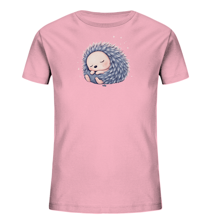 Onlineshop Shirts fuer Kinder - Das Bild zeigt ein rosafarbenes Kinder-T-Shirt mit einem niedlichen Aufdruck eines schlafenden Igels. Der Igel ist zu einem Ball zusammengerollt, hat graublaue Stacheln und geschlossene Augen, umgeben von kleinen, funkelnden Sternen. Das Motiv wirkt sanft und beruhigend, ideal fuer Kinder.