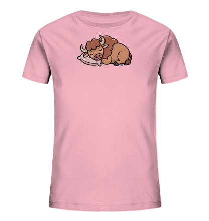 Onlineshop Shirts fuer Kinder - Das Bild zeigt ein rosafarbenes Kinder-T-Shirt mit einem niedlichen Tiermotiv auf der Vorderseite. Das Motiv stellt ein schlafendes, braunes Tier mit kleinen Hoernern dar, das gemuetlich auf einem weissen Kissen liegt. Das Design wirkt beruhigend und verspielt, ideal fuer Kinder. Es ist eine schlichte, aber ansprechende Grafik.