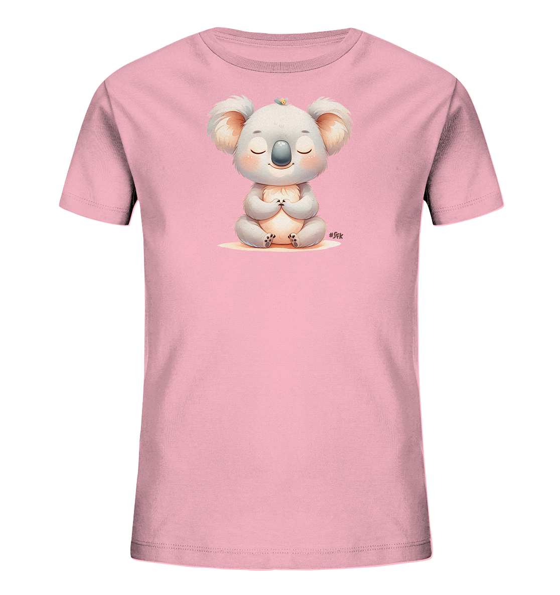 Onlineshop Shirts fuer Kinder - Das Bild zeigt ein rosa Kinder-T-Shirt mit einer niedlichen Illustration auf der Vorderseite. Ein Koala sitzt darauf in einer ruhigen, meditativen Pose mit geschlossenen Augen und zusammengelegten Pfoten. Ein kleiner Vogel ruht auf dem Kopf des Koalas. Das Design strahlt Frieden und Gelassenheit aus.