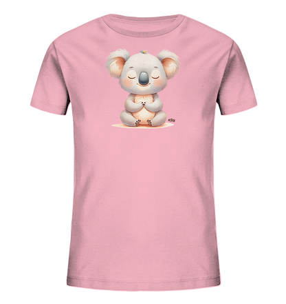 Onlineshop Shirts fuer Kinder - Das Bild zeigt ein rosa Kinder-T-Shirt mit einer niedlichen Illustration auf der Vorderseite. Ein Koala sitzt darauf in einer ruhigen, meditativen Pose mit geschlossenen Augen und zusammengelegten Pfoten. Ein kleiner Vogel ruht auf dem Kopf des Koalas. Das Design strahlt Frieden und Gelassenheit aus.