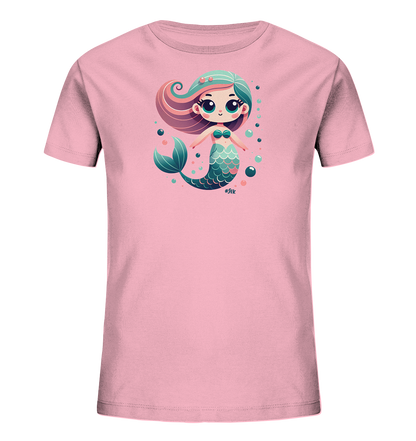 Onlineshop Shirts fuer Kinder - Das Bild zeigt ein pinkes Kinder-T-Shirt mit einem freundlichen Meerjungfrau-Motiv auf der Vorderseite. Die niedliche Illustration zeigt eine Meerjungfrau mit buntem Haar und einem schillernden Schwanz, umgeben von Luftblasen. Das Design ist farbenfroh und verspielt. Ein charmantes Oberteil fuer kleine Traeumerinnen.