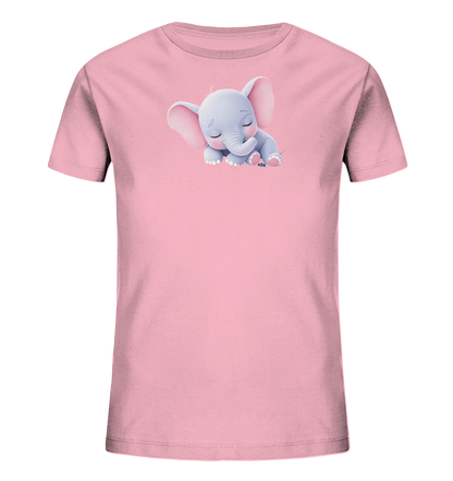 Onlineshop Shirts fuer Kinder - Das Bild zeigt ein rosafarbenes T-Shirt fuer Kinder mit einer niedlichen Illustration eines schlafenden Baby-Elefanten auf der Vorderseite. Der kleine Elefant ist hellgrau mit zartrosa Ohren und Pfoten und liegt friedlich mit geschlossenen Augen da. Dieses Motiv verleiht dem Shirt einen sanften und liebenswerten Charakter. Das Design ist auf einem neutralen Hintergrund platziert, um das Shirt hervorzuheben.