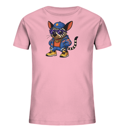 Onlineshop Shirts fuer Kinder - Das Bild zeigt ein rosafarbenes Kinder-T-Shirt mit einer detailreichen Grafik eines gestreiften Tieres. Die Figur traegt eine blaue Kappe, lila Sonnenbrille, goldene Kette, eine blaue Jacke und gelbe Turnschuhe. Das Tier steht mit den Haenden in den Hosentaschen und hat einen selbstbewussten Ausdruck. Das Design wirkt modern und jugendlich.