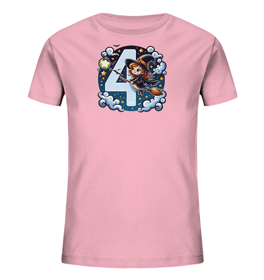 Onlineshop Shirts fuer Kinder - Das Bild zeigt ein rosa T-Shirt mit einem grossen Aufdruck der Zahl 4 auf der Vorderseite. Um die Zahl herum sind Wolken, Sterne, eine kleine Hexe auf einem Besen, Fledermaeuse und eine Flasche abgebildet. Das Motiv ist farbenfroh auf einem dunklen, sternenklaren Hintergrund dargestellt. Das Design verleiht dem Shirt einen verspielten und magischen Look.