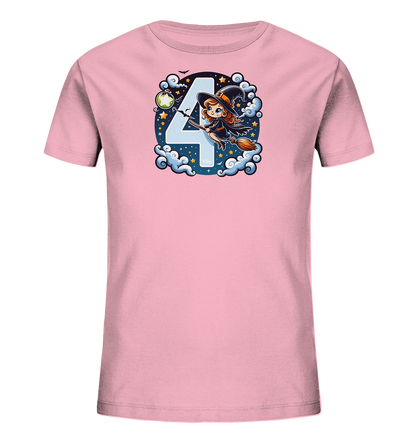 Onlineshop Shirts fuer Kinder - Das Bild zeigt ein rosa T-Shirt mit einem grossen Aufdruck der Zahl 4 auf der Vorderseite. Um die Zahl herum sind Wolken, Sterne, eine kleine Hexe auf einem Besen, Fledermaeuse und eine Flasche abgebildet. Das Motiv ist farbenfroh auf einem dunklen, sternenklaren Hintergrund dargestellt. Das Design verleiht dem Shirt einen verspielten und magischen Look.