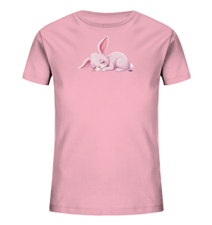 Onlineshop Shirts fuer Kinder - Das Bild zeigt ein hellrosa Kinder-T-Shirt. Auf der Vorderseite ist eine niedliche, rosa Haeschen-Illustration zu sehen. Das Haeschen schlaeft friedlich eingerollt mit geschlossenen Augen. Das Design wirkt sanft und beruhigend, ideal fuer Kinder.