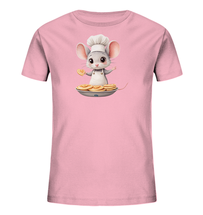 Onlineshop Shirts fuer Kinder - Das Bild zeigt ein hellrosa Kinder-T-Shirt mit einer niedlichen Cartoon-Maus als Koch. Die Maus traegt eine weisse Kochmuetze und eine Schuerze. Sie steht hinter einer Platte mit goldenen Pfannkuchen und haelt einen herzfoermigen Pfannkuchen in einer Pfote. Das gesamte Design wirkt verspielt und freundlich, ideal fuer Kinder.