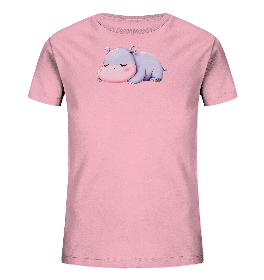 Onlineshop Shirts fuer Kinder - Das Bild zeigt ein hellrosafarbenes Kurzarm-Kinder-T-Shirt. Auf der Vorderseite befindet sich eine reizende Illustration eines kleinen, schlafenden Nilpferds. Das Nilpferd, in sanften Grau- und Rosatoenen dargestellt, liegt friedlich mit geschlossenen Augen da. Dieses suesse Motiv verleiht dem Shirt einen ruhigen und liebenswerten Charakter.