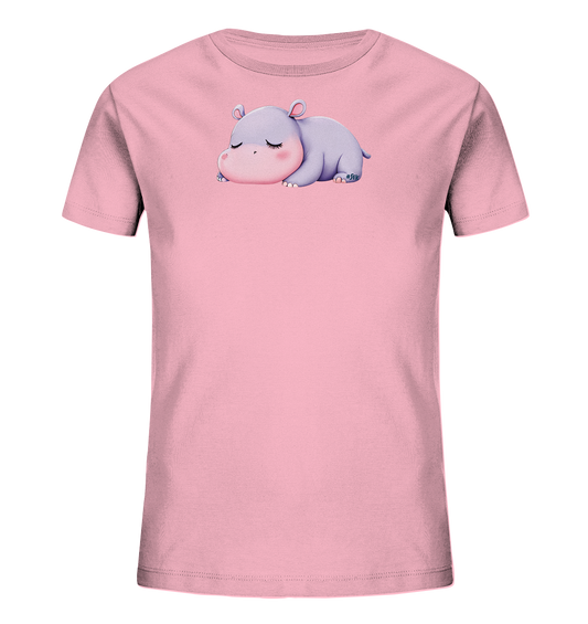 Onlineshop Shirts fuer Kinder - Das Bild zeigt ein hellrosafarbenes Kurzarm-Kinder-T-Shirt. Auf der Vorderseite befindet sich eine reizende Illustration eines kleinen, schlafenden Nilpferds. Das Nilpferd, in sanften Grau- und Rosatoenen dargestellt, liegt friedlich mit geschlossenen Augen da. Dieses suesse Motiv verleiht dem Shirt einen ruhigen und liebenswerten Charakter.