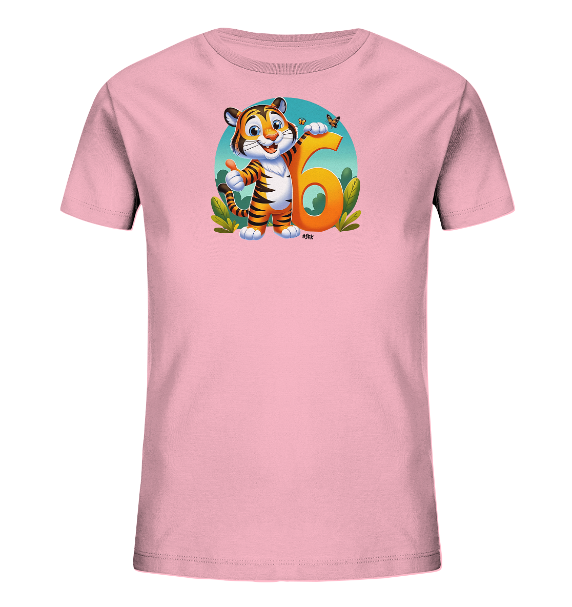 Onlineshop Shirts fuer Kinder - Das Bild zeigt ein hellrosa T-Shirt fuer Kinder mit einer lebendigen Illustration auf der Vorderseite. Im Zentrum des Designs steht ein freundlicher Cartoon-Tiger, der neben einer grossen, orangefarbenen Zahl Sechs positioniert ist. Der Tiger macht eine Geste mit dem Daumen nach oben und ein kleiner Schmetterling fliegt ueber der Zahl. Das Motiv ist von einem runden Hintergrund mit blauem Himmel und Pflanzen umrahmt.