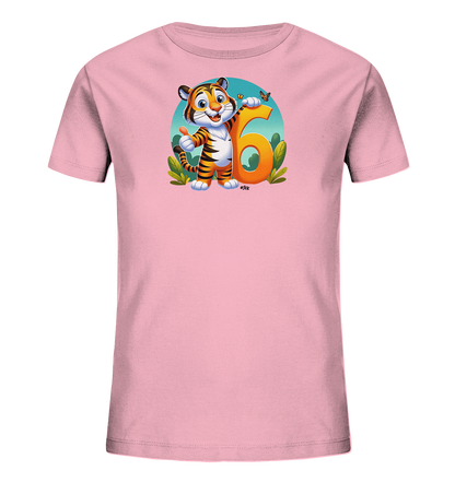 Onlineshop Shirts fuer Kinder - Das Bild zeigt ein hellrosa T-Shirt fuer Kinder mit einer lebendigen Illustration auf der Vorderseite. Im Zentrum des Designs steht ein freundlicher Cartoon-Tiger, der neben einer grossen, orangefarbenen Zahl Sechs positioniert ist. Der Tiger macht eine Geste mit dem Daumen nach oben und ein kleiner Schmetterling fliegt ueber der Zahl. Das Motiv ist von einem runden Hintergrund mit blauem Himmel und Pflanzen umrahmt.