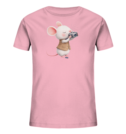Onlineshop Shirts fuer Kinder - Das Bild zeigt ein rosafarbenes Kinder-T-Shirt mit einem niedlichen Tiermotiv auf der Vorderseite. Abgebildet ist eine kleine, weisse Maus in einem braunen Gilet, die eine klassische Kamera haelt. Die Maus hat die Augen geschlossen, als wuerde sie gerade ein Foto aufnehmen. Das Design wirkt verspielt und liebevoll gestaltet.
