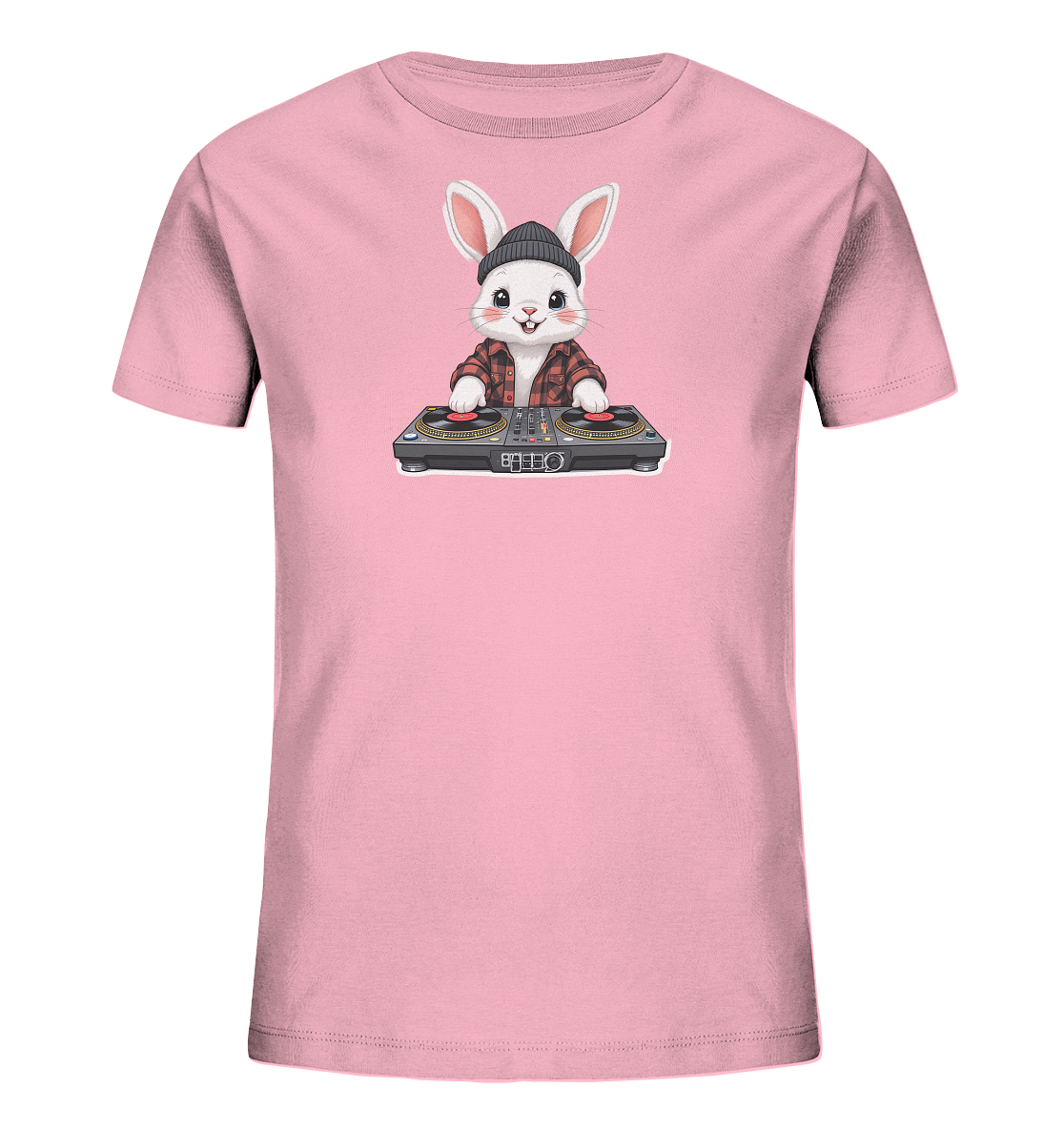 Onlineshop Shirts fuer Kinder - Das Bild zeigt ein hellrosa Kinder-T-Shirt mit einem niedlichen Hasenmotiv auf der Vorderseite. Der Hase traegt eine schwarze Muetze und ein kariertes Hemd und ist an einem DJ-Mischpult mit zwei Plattenspielern zu sehen. Das Design wirkt verspielt und modern, ideal fuer kleine Musikliebhaber. Es verleiht dem T-Shirt einen einzigartigen und ansprechenden Charakter.