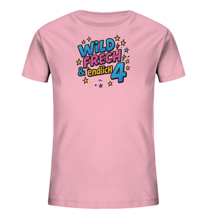 Onlineshop Shirts fuer Kinder - Das Bild zeigt ein hellrosa Kinder-T-Shirt. Auf der Vorderseite befindet sich ein bunter Druck im Comic-Stil. Der Druck beinhaltet den Text "WILD FRECH & endlich 4" umgeben von Sternen und Blitzen. Das Design wirkt dynamisch und verspielt, passend fuer ein viertes Jubilaeum.