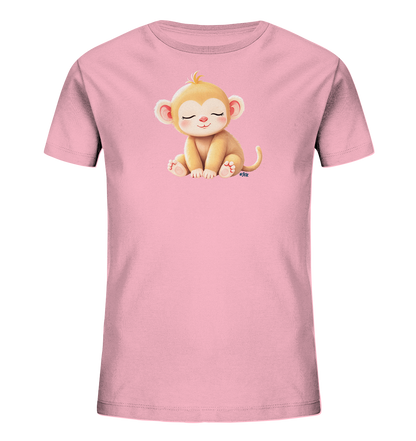 Onlineshop Shirts fuer Kinder - Das Bild zeigt ein rosafarbenes T-Shirt fuer Kinder. Auf der Vorderseite ist eine suesse, sitzende Comic-Figur eines Affen abgebildet. Der Affe hat hellbraunes Fell, rosafarbene Ohren und Wangen, und seine Augen sind geschlossen, mit einem sanften Laecheln. Das Design wirkt ruhig und freundlich.