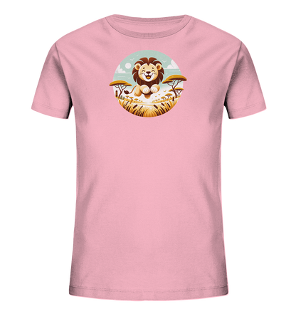 Onlineshop Shirts fuer Kinder - Dieses hellrosa T-Shirt fuer Kinder zeigt ein froehliches Motiv in einem Kreis. Abgebildet ist ein niedliches Loewenjunges, das in einer Savannenlandschaft sitzt. Das Design umfasst gelbe Akazienbaeume, hohes Gras sowie Voegel am Himmel. Es strahlt eine heitere und abenteuerliche Stimmung aus.