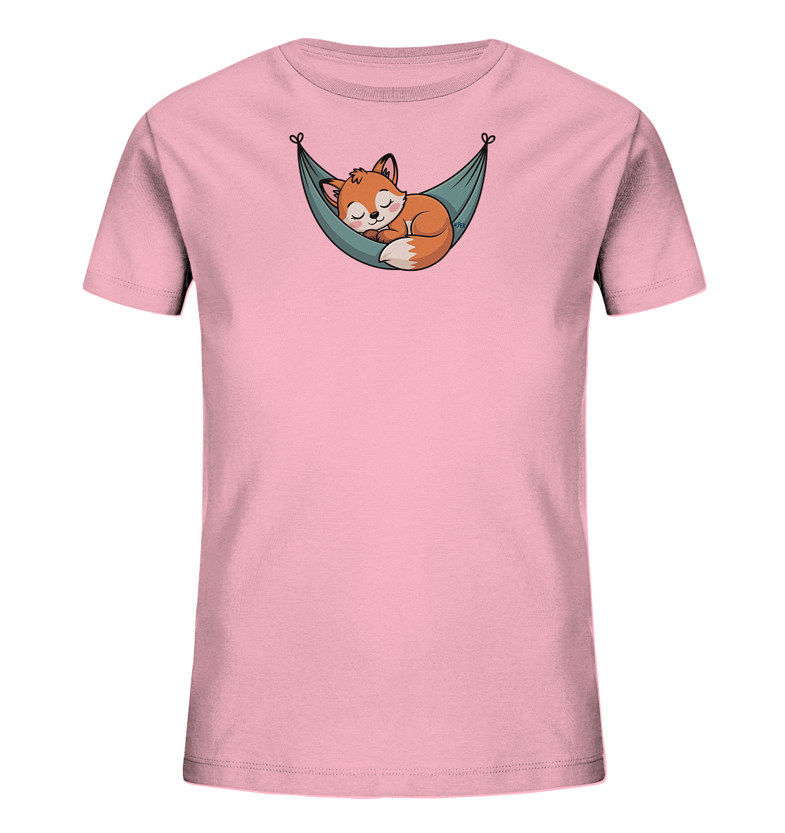 Onlineshop Shirts fuer Kinder - Das Bild zeigt ein hellrosa Kinder-T-Shirt mit einem niedlichen Aufdruck eines schlafenden Fuchses. Der Fuchs liegt gemuetlich in einer gruenen Haengematte, die an beiden Enden mit kleinen Herzformen befestigt ist. Die Illustration ist detailliert und vermittelt eine ruhige Atmosphaere. Das Design ist verspielt und ideal fuer Kinder.