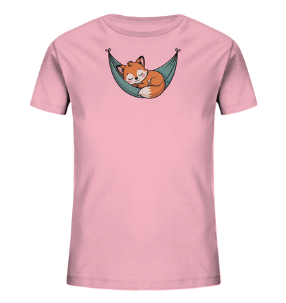 Onlineshop Shirts fuer Kinder - Das Bild zeigt ein hellrosa Kinder-T-Shirt mit einem niedlichen Aufdruck eines schlafenden Fuchses. Der Fuchs liegt gemuetlich in einer gruenen Haengematte, die an beiden Enden mit kleinen Herzformen befestigt ist. Die Illustration ist detailliert und vermittelt eine ruhige Atmosphaere. Das Design ist verspielt und ideal fuer Kinder.