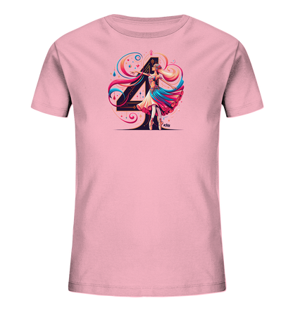 Onlineshop Shirts fuer Kinder - Das Bild zeigt ein hellrosa T-Shirt mit einem farbenfrohen und kuenstlerischen Motiv auf der Vorderseite. Das Design zeigt eine stilisierte Zahl '4' im Hintergrund. Davor steht eine Figur, die wie eine Ballerina aussieht, in einer eleganten Pose mit fliessenden Haaren und Kleid. Das Motiv ist von bunten Wirbeln und Elementen umgeben, was dem Shirt einen lebhaften und fantasievollen Look verleiht.