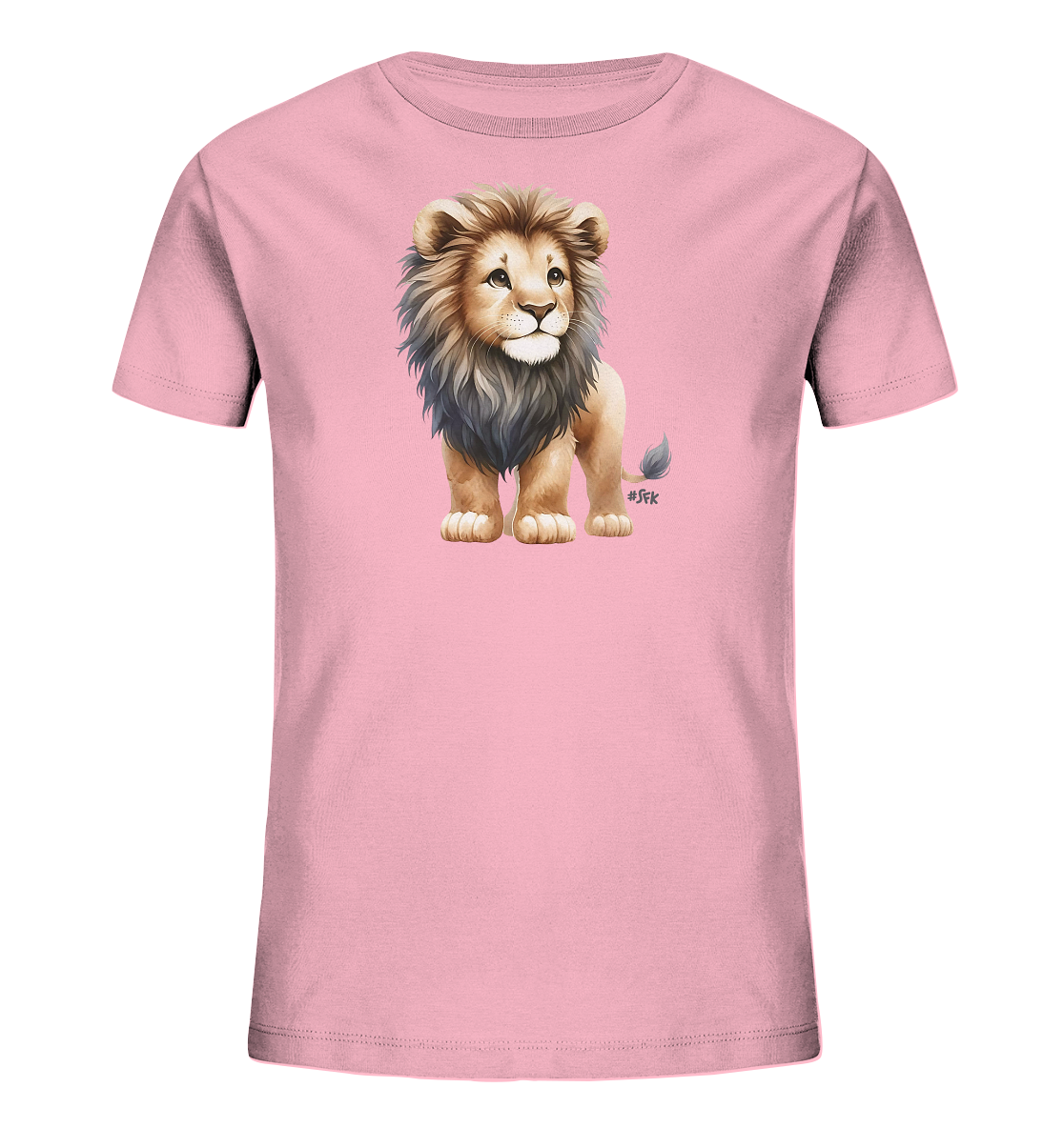 Onlineshop Shirts fuer Kinder - Das Bild zeigt ein rosa Kinder-T-Shirt mit einem niedlichen Loewenmotiv auf der Vorderseite. Die Illustration stellt ein junges Loewenjunges dar, das aufrecht steht und einen freundlichen Ausdruck hat. Sein zotteliges Fell und die detailreiche Maehne sind in natuerlichen Toenen gehalten. Das Design verleiht dem Shirt einen verspielten und tierischen Charme.