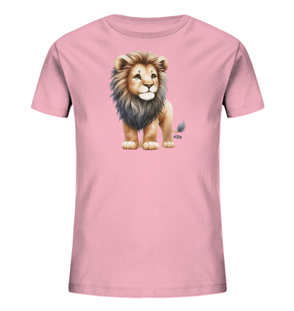Onlineshop Shirts fuer Kinder - Das Bild zeigt ein rosa Kinder-T-Shirt mit einem niedlichen Loewenmotiv auf der Vorderseite. Die Illustration stellt ein junges Loewenjunges dar, das aufrecht steht und einen freundlichen Ausdruck hat. Sein zotteliges Fell und die detailreiche Maehne sind in natuerlichen Toenen gehalten. Das Design verleiht dem Shirt einen verspielten und tierischen Charme.