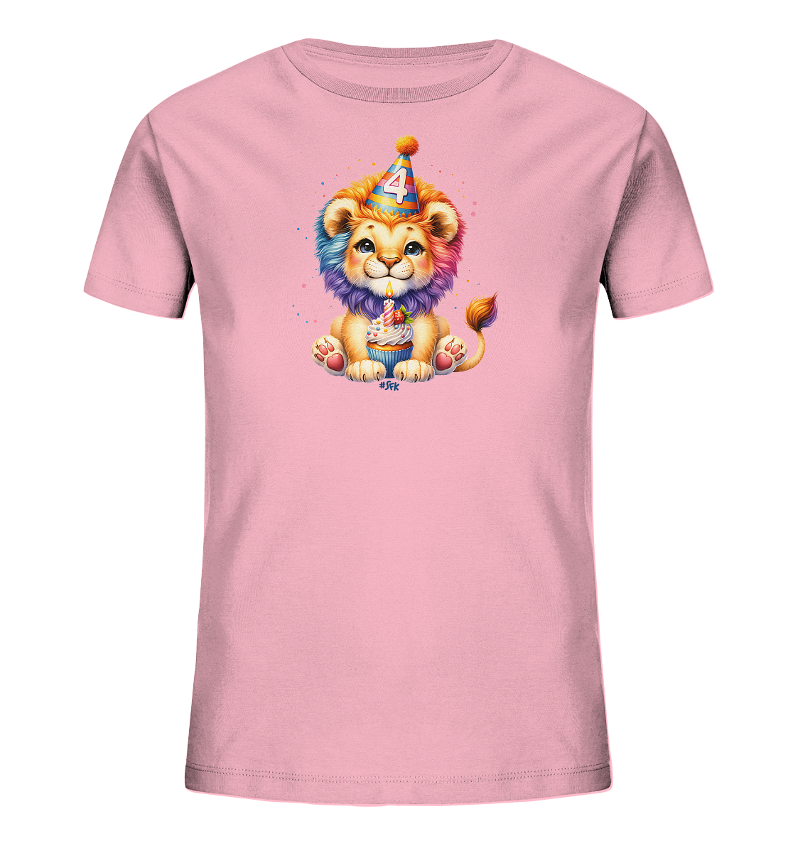 Onlineshop Shirts für Kinder - Das Bild zeigt ein rosa T-Shirt für Kinder, bedruckt mit einer Illustration eines jungen Löwen. Der Löwe trägt einen bunten Partyhut mit der Zahl '4' und eine Regenbogenmähne. Er sitzt und hält einen Cupcake mit einer Kerze. Bunte Punkte sind um das Motiv herum verstreut.