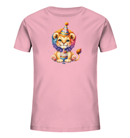 Onlineshop Shirts für Kinder - Das Bild zeigt ein rosa T-Shirt für Kinder, bedruckt mit einer Illustration eines jungen Löwen. Der Löwe trägt einen bunten Partyhut mit der Zahl '4' und eine Regenbogenmähne. Er sitzt und hält einen Cupcake mit einer Kerze. Bunte Punkte sind um das Motiv herum verstreut.