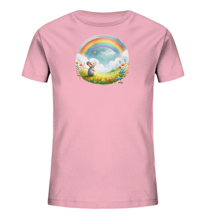 Onlineshop Shirts fuer Kinder - Dieses rosa T-Shirt fuer Kinder zeigt eine niedliche Illustration. Eine kleine Maus sitzt auf einem Huegel voller Blumen und blickt zu einem bunten Regenbogen am Himmel. Eine kleine Wolke und ein Schmetterling ergaenzen das froehliche Motiv. Die gesamte Szene ist in einem ovalen Rahmen dargestellt.