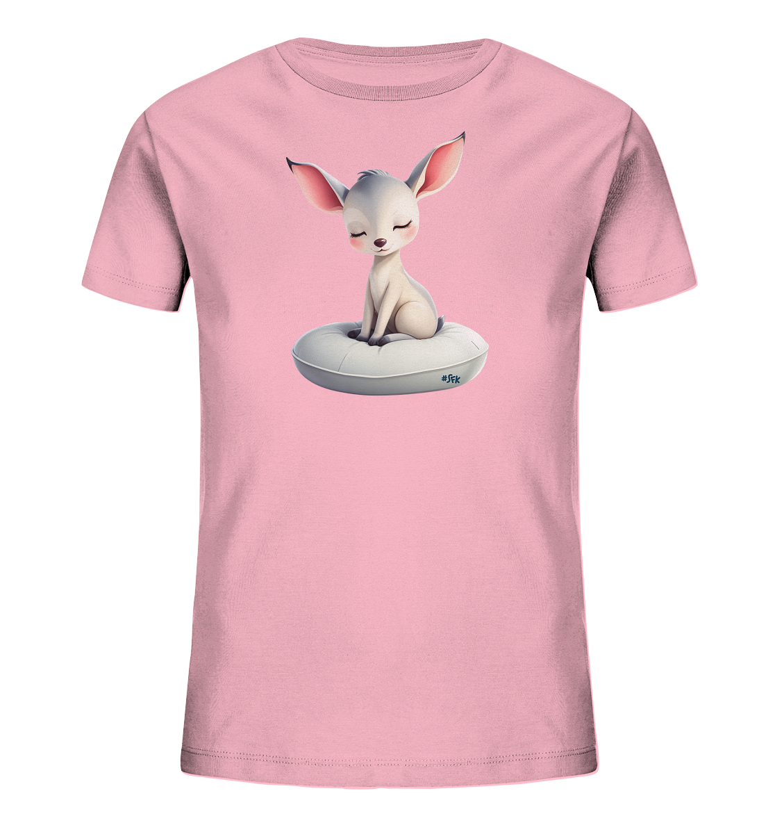 Onlineshop Shirts fuer Kinder - Das Bild zeigt ein hellrosa Kinder-T-Shirt. Auf der Vorderseite befindet sich eine reizende Illustration eines hellfarbigen, grossohrigen Wesens mit einem gelassenen Ausdruck. Dieses Wesen sitzt ruhig auf einem weichen, weissen, ringfoermigen Kissen. Das gesamte Design vermittelt einen friedlichen und sanften Charakter.