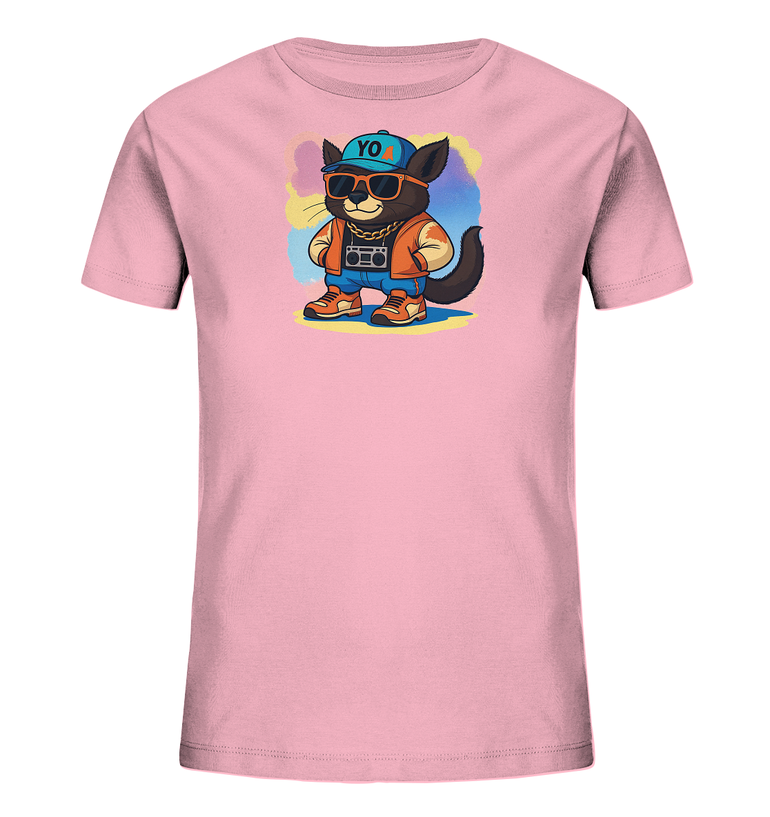Onlineshop Shirts fuer Kinder - Das Bild zeigt ein rosafarbenes Kinder-T-Shirt mit einem coolen Katzenmotiv auf der Vorderseite. Die Katze traegt eine blaue Kappe, Sonnenbrille, eine orange Jacke, Jeans und eine goldene Kette mit Boombox-Anhaenger. Im Hintergrund sind bunte Farbspritzer in Blau, Lila und Gelb zu sehen. Das gesamte Design wirkt verspielt und modern.