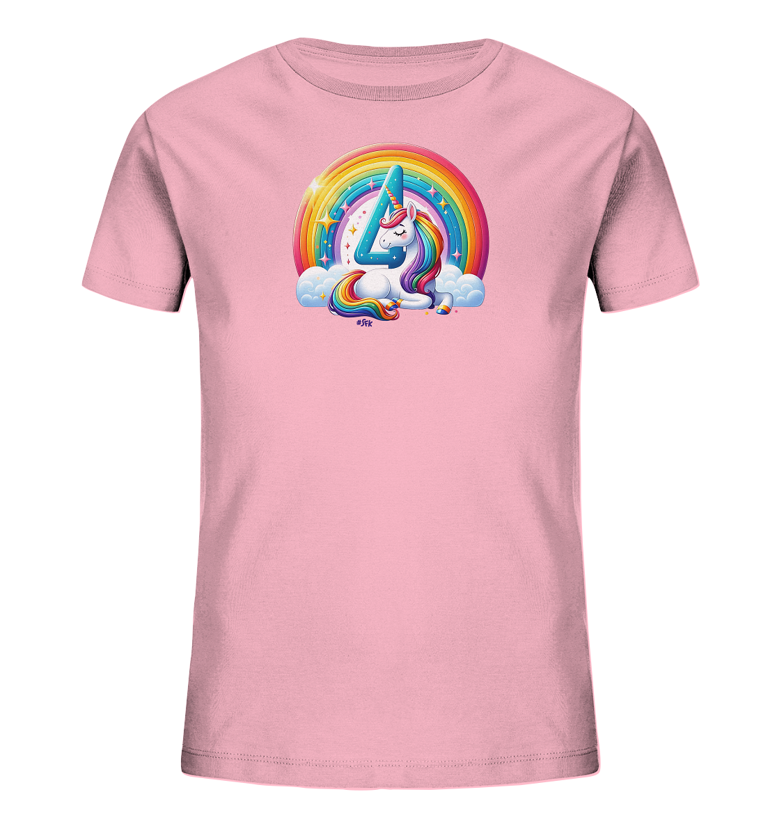 Onlineshop Shirts fuer Kinder - Das Bild zeigt ein rosafarbenes T-Shirt fuer Kinder. Auf der Vorderseite ist ein detailreiches Einhorn abgebildet, das auf Wolken liegt. Über dem Einhorn spannt sich ein farbenpraechtiger Regenbogen, und die Zahl '4' ist geschickt in das Horn integriert. Sterne funkeln im Hintergrund ueber dem Regenbogen, was dem Design eine magische Note verleiht.