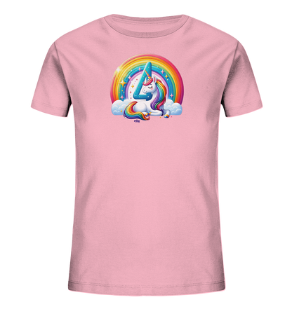 Onlineshop Shirts fuer Kinder - Das Bild zeigt ein rosafarbenes T-Shirt fuer Kinder. Auf der Vorderseite ist ein detailreiches Einhorn abgebildet, das auf Wolken liegt. Über dem Einhorn spannt sich ein farbenpraechtiger Regenbogen, und die Zahl '4' ist geschickt in das Horn integriert. Sterne funkeln im Hintergrund ueber dem Regenbogen, was dem Design eine magische Note verleiht.