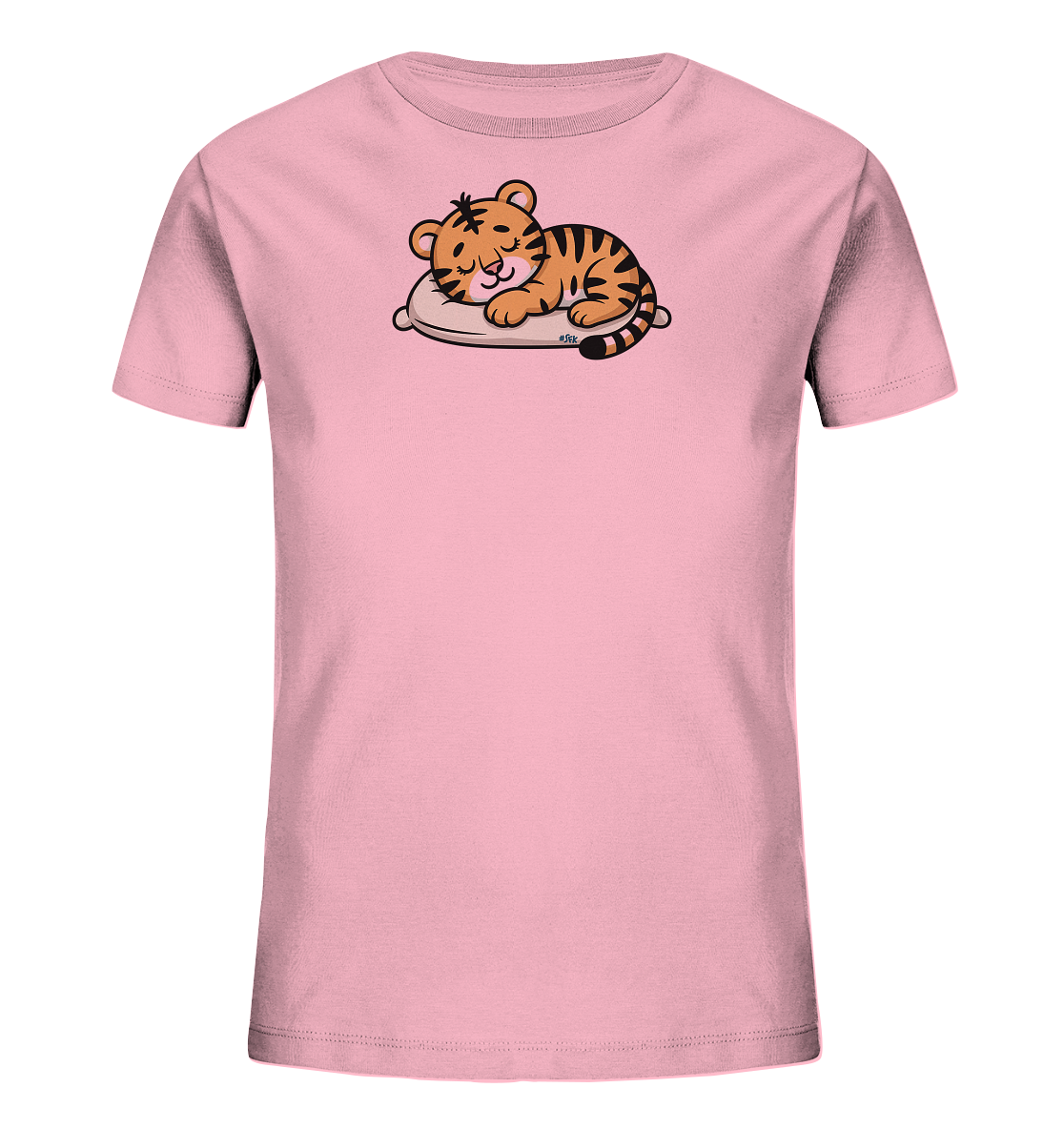 Onlineshop Shirts fuer Kinder - Das Bild zeigt ein hellrosa T-Shirt fuer Kinder. Auf der Vorderseite ist eine niedliche Cartoon-Illustration eines schlafenden Tigerbabys auf einem beigen Kissen zu sehen. Das Tigerbaby hat orangefarbenes Fell mit schwarzen Streifen und geschlossene Augen. Das Motiv wirkt friedlich und verspielt.
