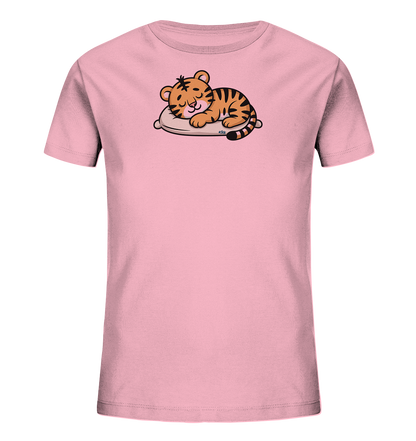 Onlineshop Shirts fuer Kinder - Das Bild zeigt ein hellrosa T-Shirt fuer Kinder. Auf der Vorderseite ist eine niedliche Cartoon-Illustration eines schlafenden Tigerbabys auf einem beigen Kissen zu sehen. Das Tigerbaby hat orangefarbenes Fell mit schwarzen Streifen und geschlossene Augen. Das Motiv wirkt friedlich und verspielt.