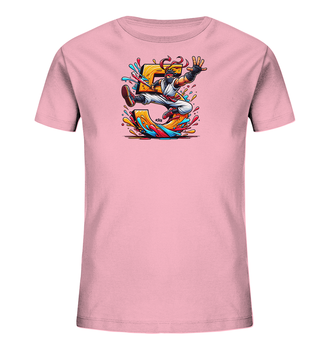 Onlineshop Shirts fuer Kinder - Das Bild zeigt ein rosa Kinder-T-Shirt mit einem auffaelligen Motiv auf der Vorderseite. Zentral ist eine grosse, gelbe Zahl '5' zu sehen, umgeben von bunten Farbspritzern. Ein dynamisch dargestellter Charakter im Stil eines Ninjas springt ueber die Zahl. Das Design wirkt energiegeladen und ist ideal fuer Kinder.