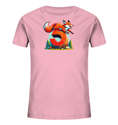 Onlineshop Shirts für Kinder - Dieses Bild zeigt ein Kinder-T-Shirt in einem zarten Rosaton. Auf der Vorderseite befindet sich ein auffälliger Print, der einen springenden Fuchs über der großen Zahl Fünf darstellt. Die Zahl ist in einem kräftigen Orange-Rot gehalten und scheint aus Fels zu bestehen, während der Fuchs dynamisch darüber springt. Das Motiv ist von grünen Bäumen und einem hellblauen Halbkreis umrahmt und hat einen lebhaften, illustrativen Stil.