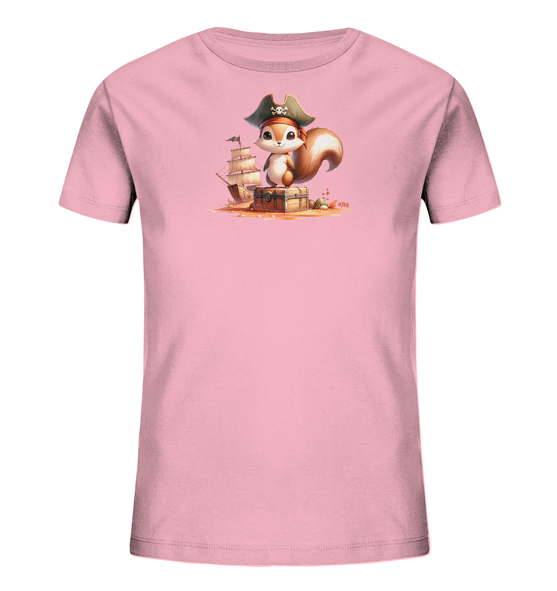 Onlineshop Shirts fuer Kinder - Das Bild zeigt ein hellrosa T-Shirt fuer Kinder mit einem niedlichen Aufdruck. Darauf ist ein Eichhoernchen in Piratenkleidung zu sehen, das auf einer Schatztruhe sitzt. Im Hintergrund sind ein Piratenschiff und eine Strandlandschaft abgebildet.