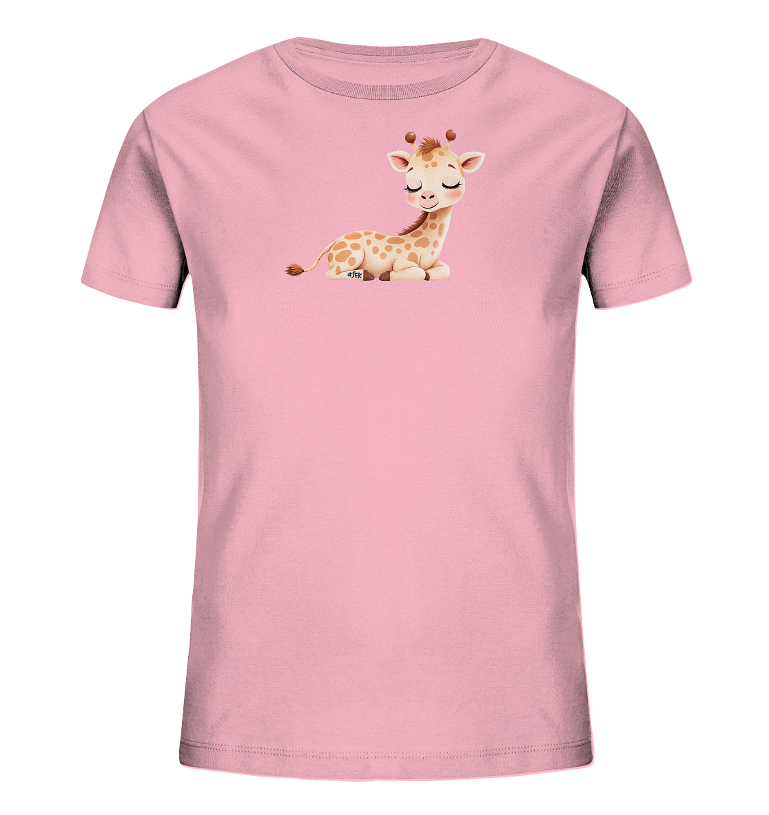 Onlineshop Shirts fuer Kinder - Das Bild zeigt ein hellrosa Kinder-T-Shirt mit einem niedlichen Tiermotiv auf der Vorderseite. Abgebildet ist eine kleine, liegende Giraffe mit sanft geschlossenen Augen und einem freundlichen Ausdruck. Die Giraffe ist detailliert mit hellbraunen Flecken gestaltet und verleiht dem Shirt einen verspielten Look. Das Design ist schlicht und ansprechend fuer Kinder.