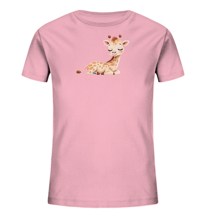 Onlineshop Shirts fuer Kinder - Das Bild zeigt ein hellrosa Kinder-T-Shirt mit einem niedlichen Tiermotiv auf der Vorderseite. Abgebildet ist eine kleine, liegende Giraffe mit sanft geschlossenen Augen und einem freundlichen Ausdruck. Die Giraffe ist detailliert mit hellbraunen Flecken gestaltet und verleiht dem Shirt einen verspielten Look. Das Design ist schlicht und ansprechend fuer Kinder.