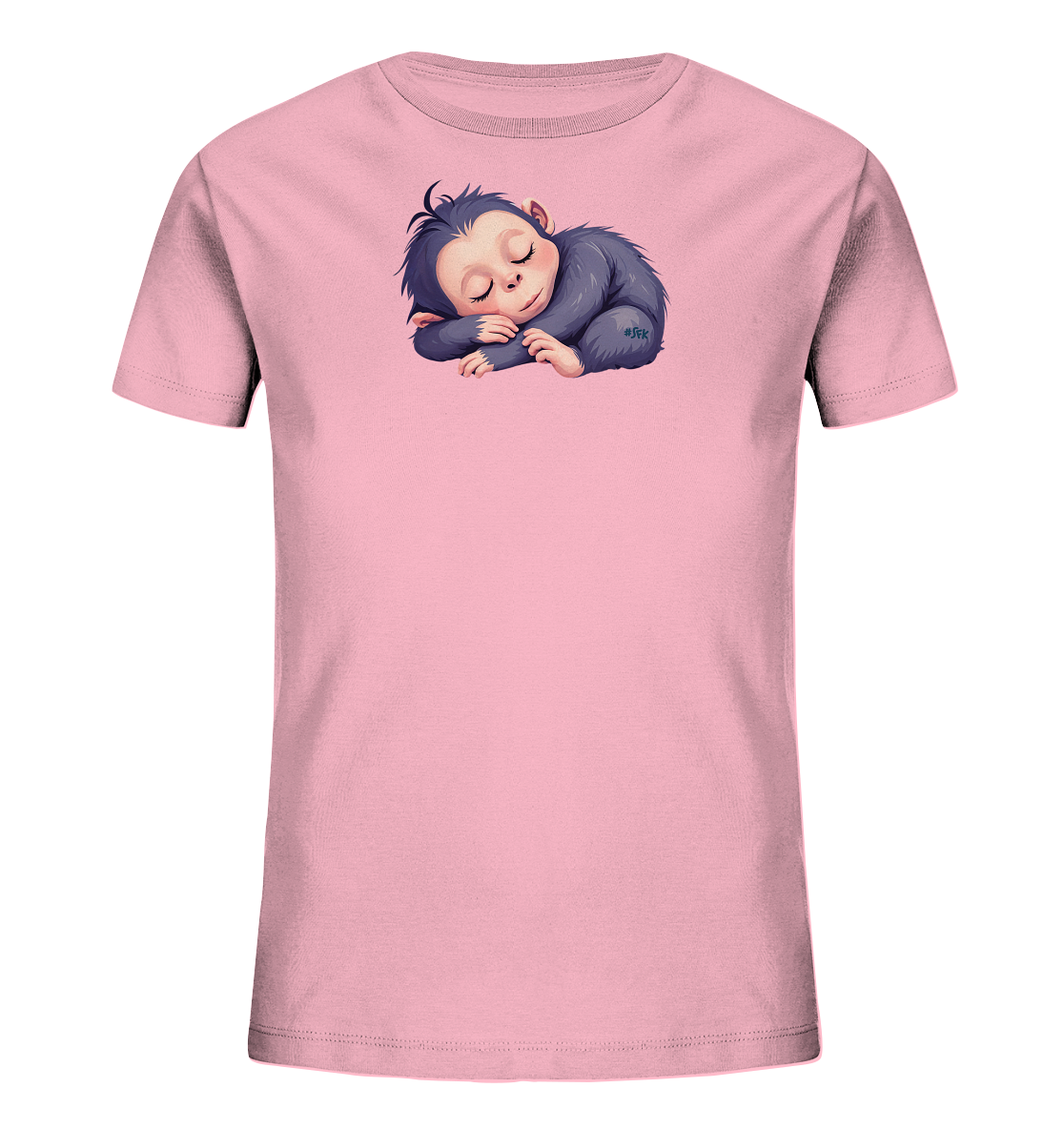 Onlineshop Shirts fuer Kinder - Das Bild zeigt ein hellrosafarbenes Kinder-T-Shirt mit einem niedlichen Motiv eines schlafenden Affen auf der Vorderseite. Das Äffchen ist in einer entspannten, zusammengerollten Position dargestellt, mit geschlossenen Augen und den Haenden unter dem Kopf. Sein Fell ist in einem dunklen Grau- oder Blauton gehalten, was einen schoenen Kontrast zum hellen Stoff bildet. Das Design verleiht dem Shirt eine sanfte und beruhigende Ausstrahlung.