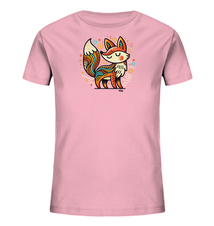 Onlineshop Shirts fuer Kinder - Das Bild zeigt ein rosa Kinder T-Shirt mit einem farbenfrohen Fuchs-Motiv auf der Vorderseite. Der stilisierte Fuchs ist detailreich mit Mustern in Blau, Gelb und Orange gestaltet und steht inmitten kleiner dekorativer Elemente. Er blickt ueber die Schulter zurueck und wirkt ruhig. Dieses kuenstlerische Design verleiht dem Shirt einen froehlichen und ansprechenden Look fuer Kinder.