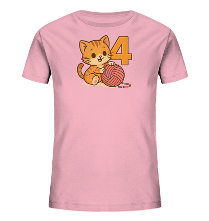 Onlineshop Shirts fuer Kinder - Das Bild zeigt ein rosa T-Shirt fuer Kinder mit einem niedlichen Druck. Darauf ist eine freundliche, orangefarbene Katze zu sehen, die mit einem Wollknaeuel spielt. Neben der Katze steht die grosse orangefarbene Zahl '4'. Das Design ist verspielt und farbenfroh.