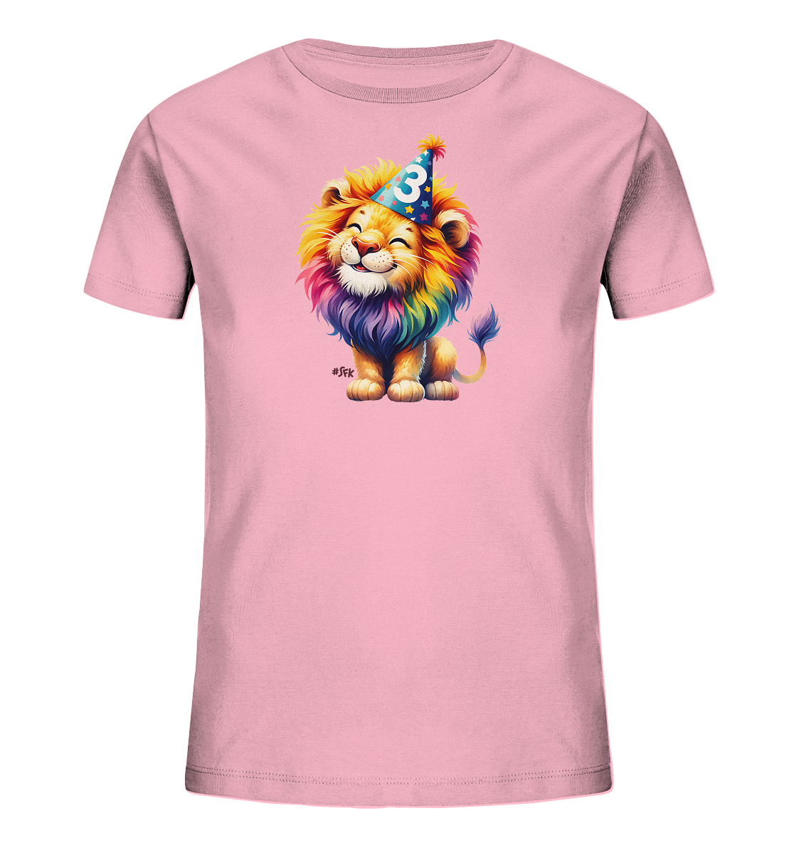 Onlineshop Shirts fuer Kinder - Das Bild zeigt ein hellrosa Kinder-T-Shirt. Darauf abgebildet ist ein froehlicher Cartoon-Loewe mit einer bunten Maehne. Der Loewe traegt eine Geburtstagsmuetze mit Sternen und der grossen Zahl '3'. Sein Laecheln und die lebendigen Farben verleihen dem Design einen verspielten Charakter.