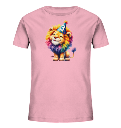 Onlineshop Shirts fuer Kinder - Das Bild zeigt ein hellrosa Kinder-T-Shirt. Darauf abgebildet ist ein froehlicher Cartoon-Loewe mit einer bunten Maehne. Der Loewe traegt eine Geburtstagsmuetze mit Sternen und der grossen Zahl '3'. Sein Laecheln und die lebendigen Farben verleihen dem Design einen verspielten Charakter.